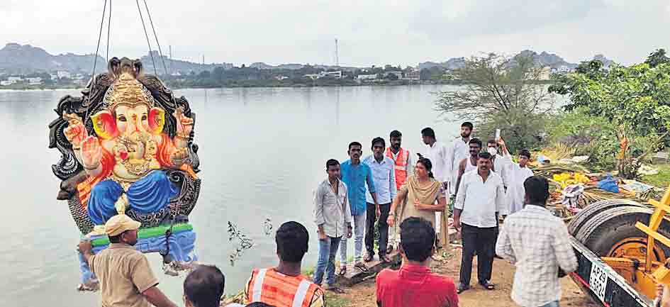 భక్తి శ్రద్ధలతో గణనాథుడికి వీడ్కోలు