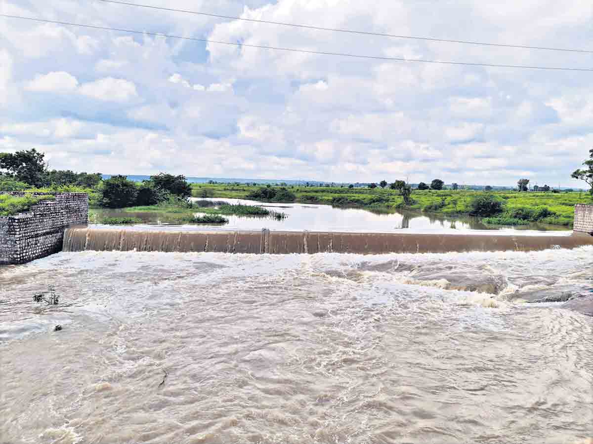 ఉప్పొంగిన వాగులు