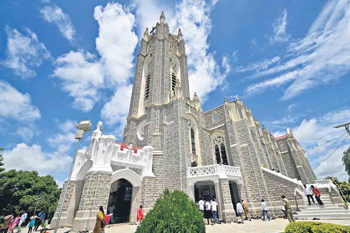 భక్తులతో కిటకిటలాడిన చర్చి