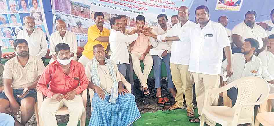 ఎమ్మెల్యే హామీతో దీక్ష విరమణ