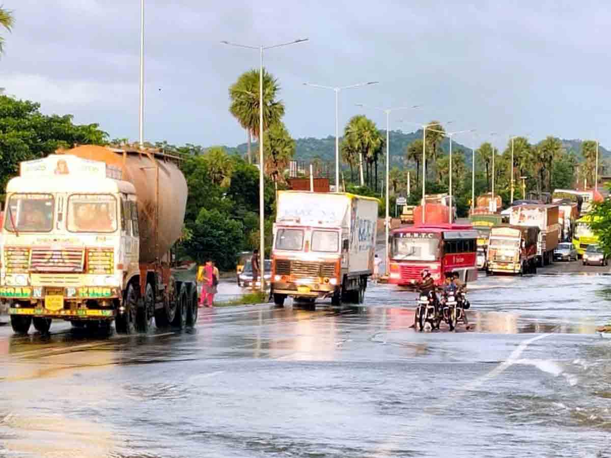 Vijayawada Highway : విజయవాడ జాతీయ రహదారిపై వరద నీరు.. స్తంభించిన ట్రాఫిక్‌