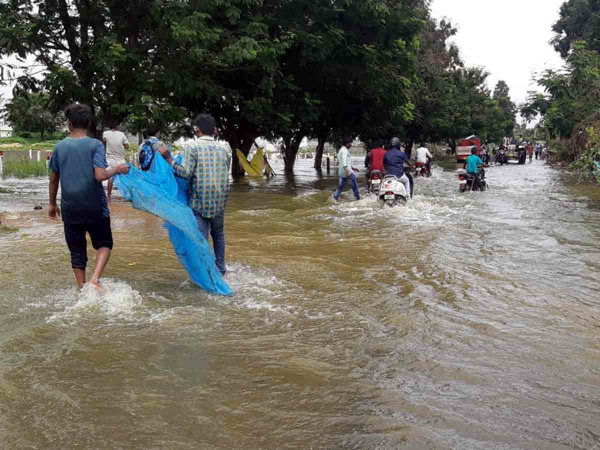 Ibrahimpatnam : మాసాబ్‌ చెరువుకు పోటెత్తిన వరద.. పలు గ్రామాలకు నిలిచిపోయిన రాకపోకలు