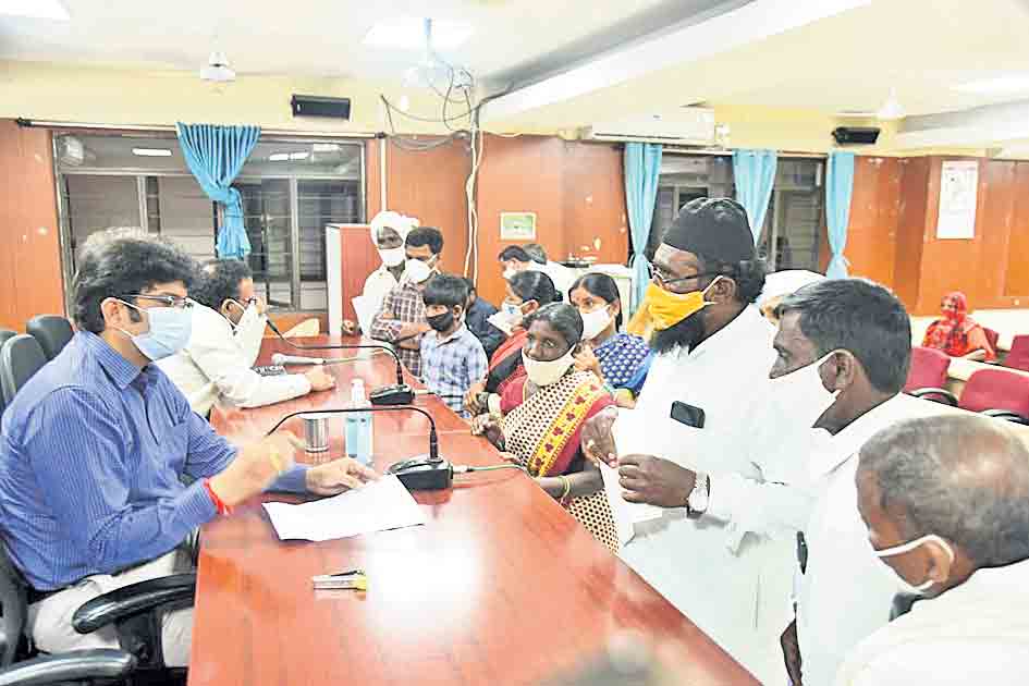 సమస్యల పరిష్కారంపై దృష్టి సారించాలి