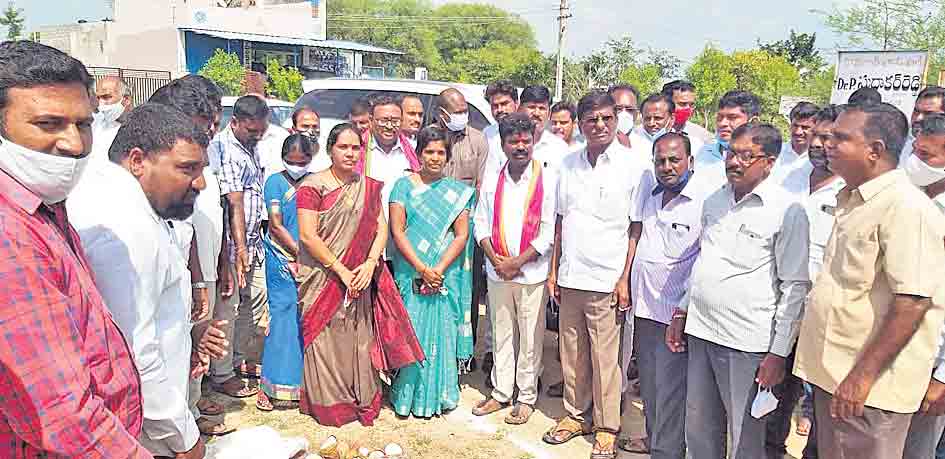 నిధులిచ్చి బెజ్జంకిలో అడుగుపెట్టు