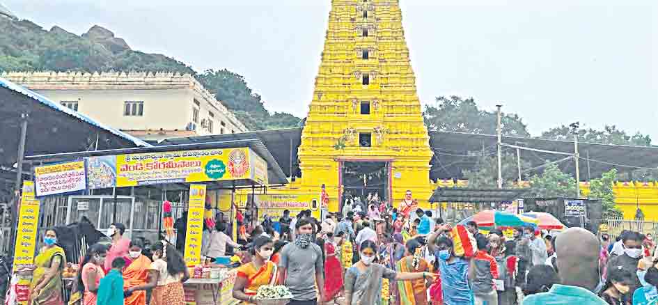 కిటకిటలాడిన ఆలయాలు