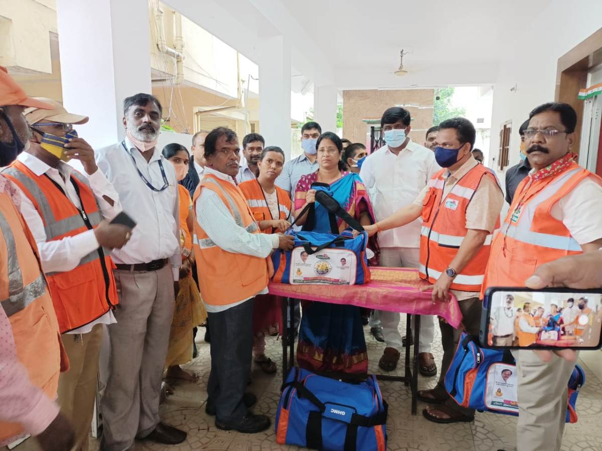 Hyderabad | శానిటేషన్‌ సిబ్బందికి పీజీఈ కిట్లు పంపిణీ చేసిన డిప్యూటీ మేయర్‌