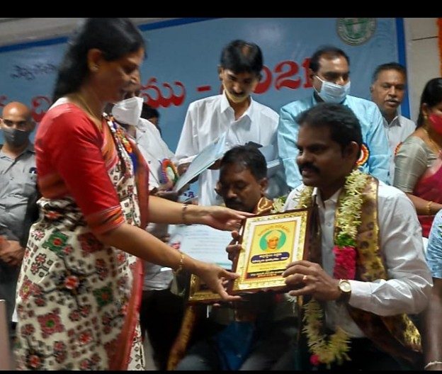 best teacher award | కొత్తగూడ ప్రభుత్వ ఉపాధ్యాయుడికి జిల్లా ఉత్తమ ఉపాధ్యాయ అవార్డు