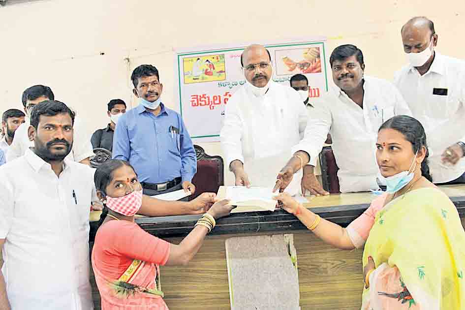 ఆడబిడ్డకు పెద్దన్నలా సీఎం కేసీఆర్‌