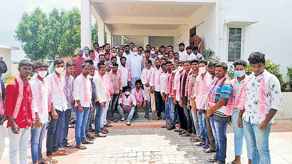 యువతకే ప్రాధాన్యం