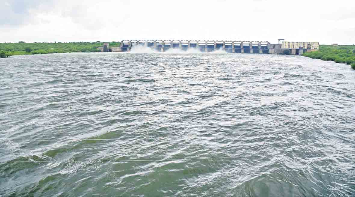 చెరువులైన చేన్లు