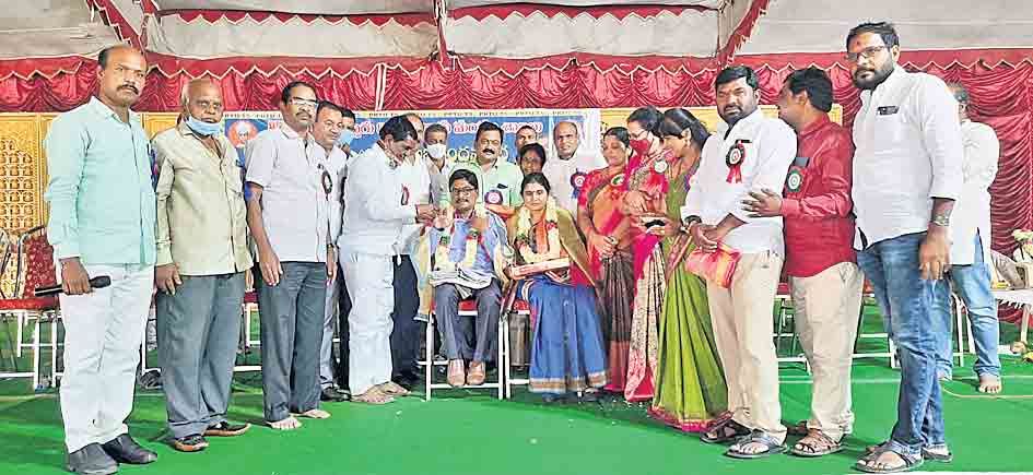 సమాజ నిర్మాణంలో ఉపాధ్యాయులు కీలకం