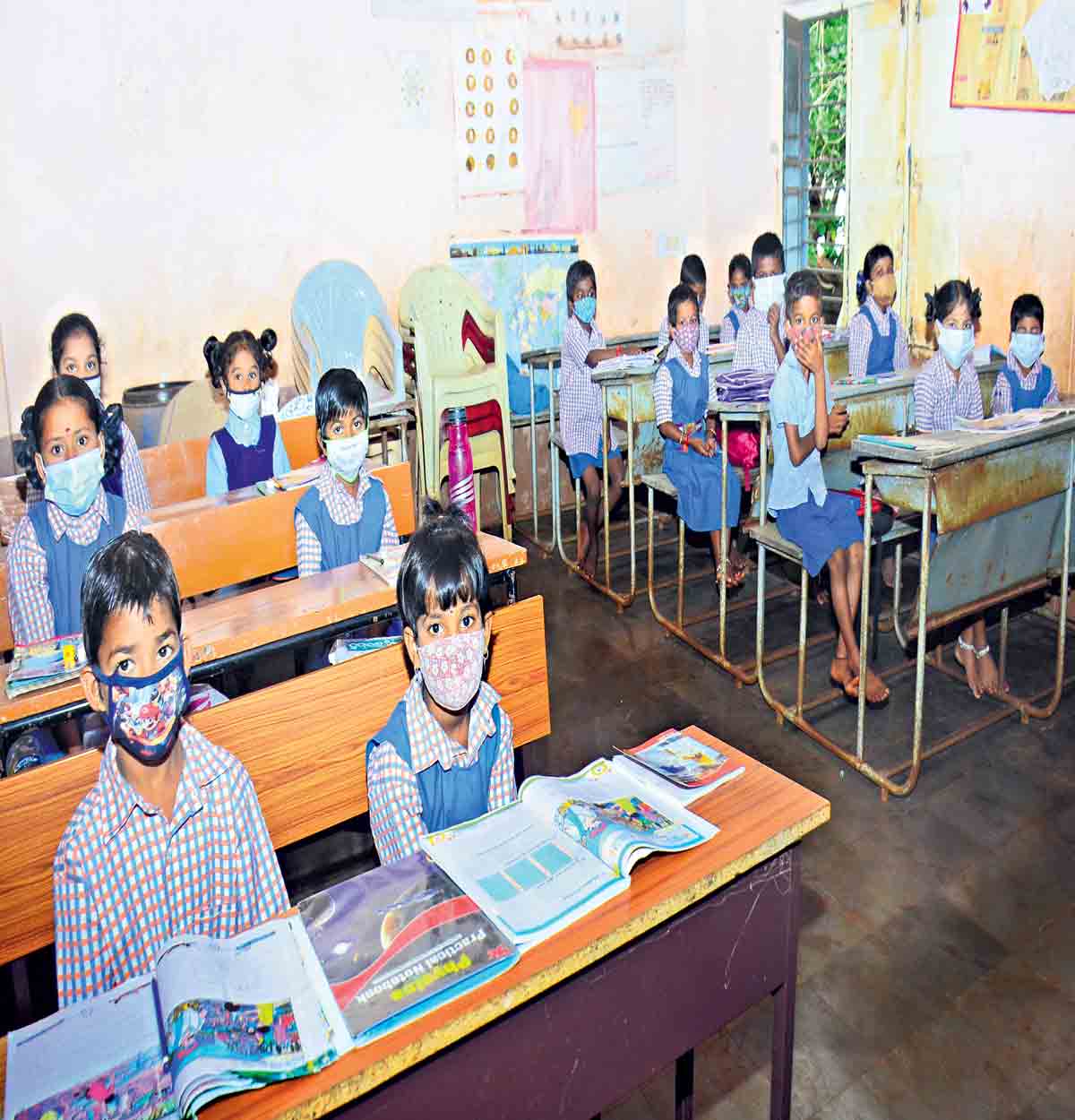 బడి.. సందడే సందడి