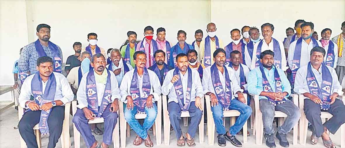 ఎమ్మెల్యేలను విమర్శించే అర్హతుందా ఈటల?