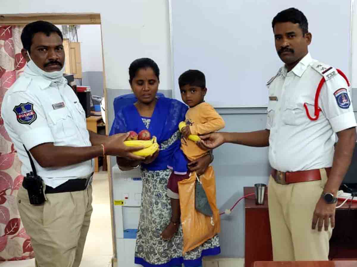 Shadnagar : తప్పిపోయిన బాలుడిని.. తల్లి ఒడికి చేర్చిన ట్రాఫిక్‌ పోలీసులు