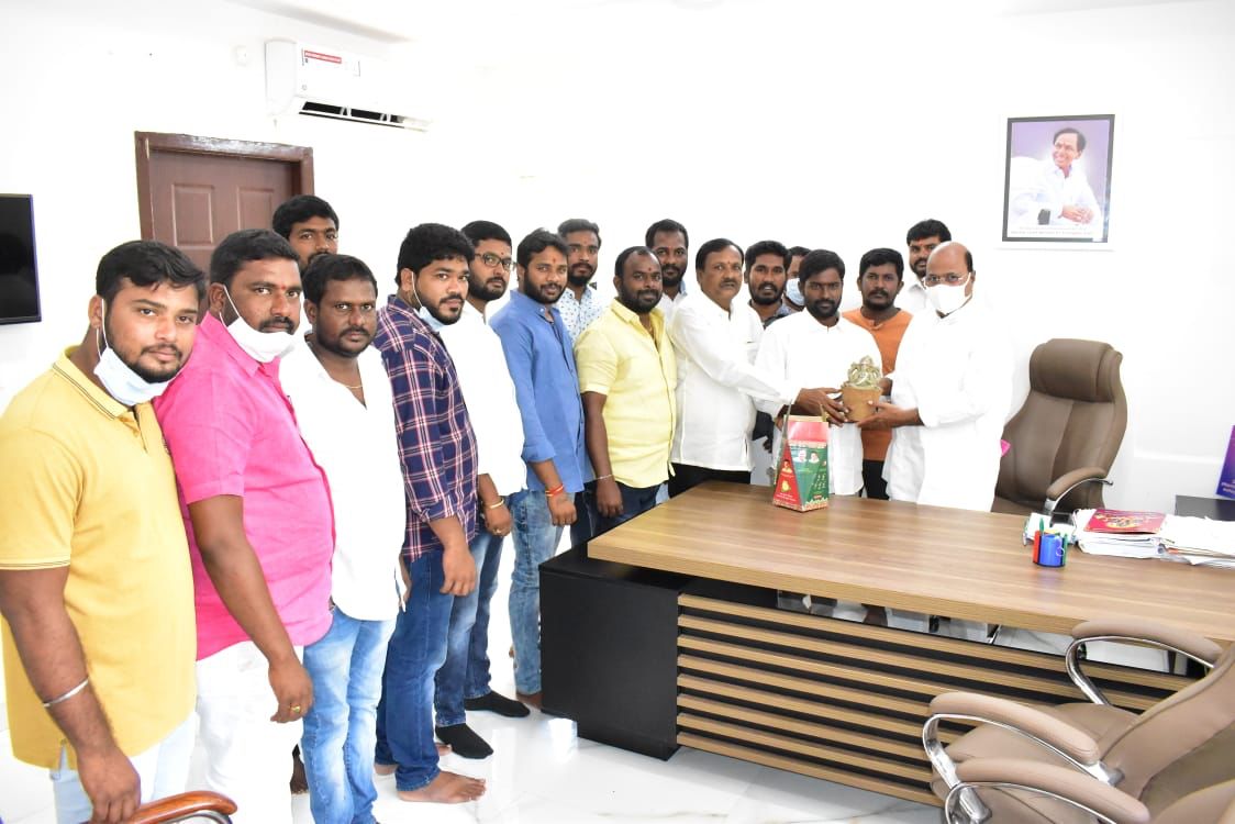 Ibrahimpatnam : విత్తన గణపతి ప్రతిమలు అందజేత