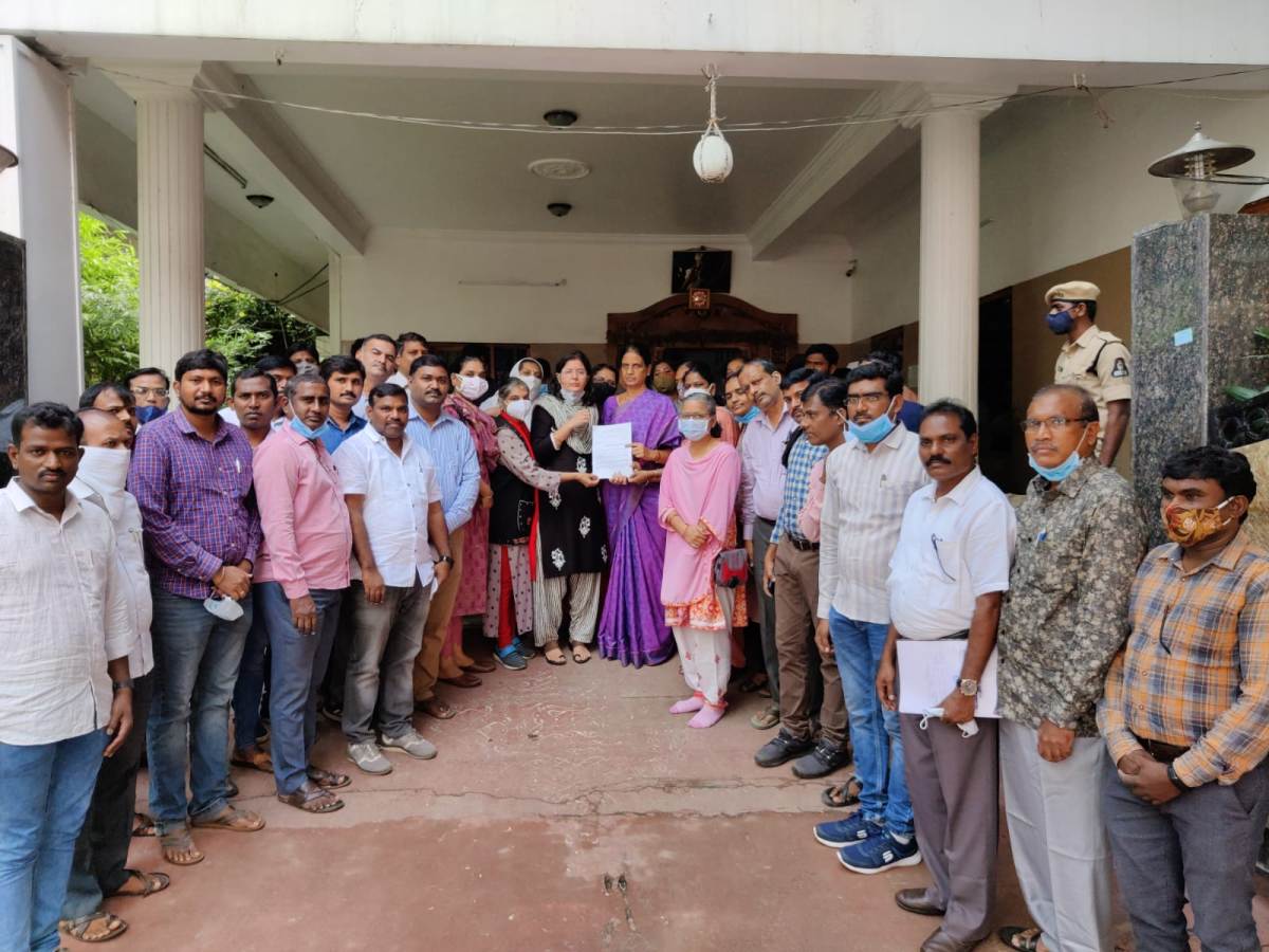 Hyderabad | విద్యాశాఖ మంత్రిని కలిసిన ఓయూ కాంట్రాక్ట్ అధ్యాపకులు