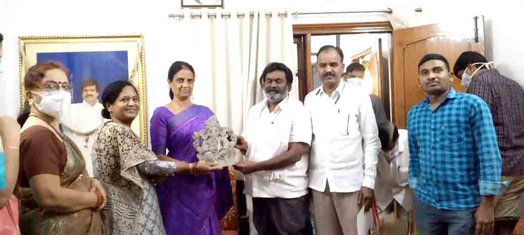 Peddaamberpeta : మంత్రి సబితారెడ్డికి మట్టి గణపతులు అందజేత