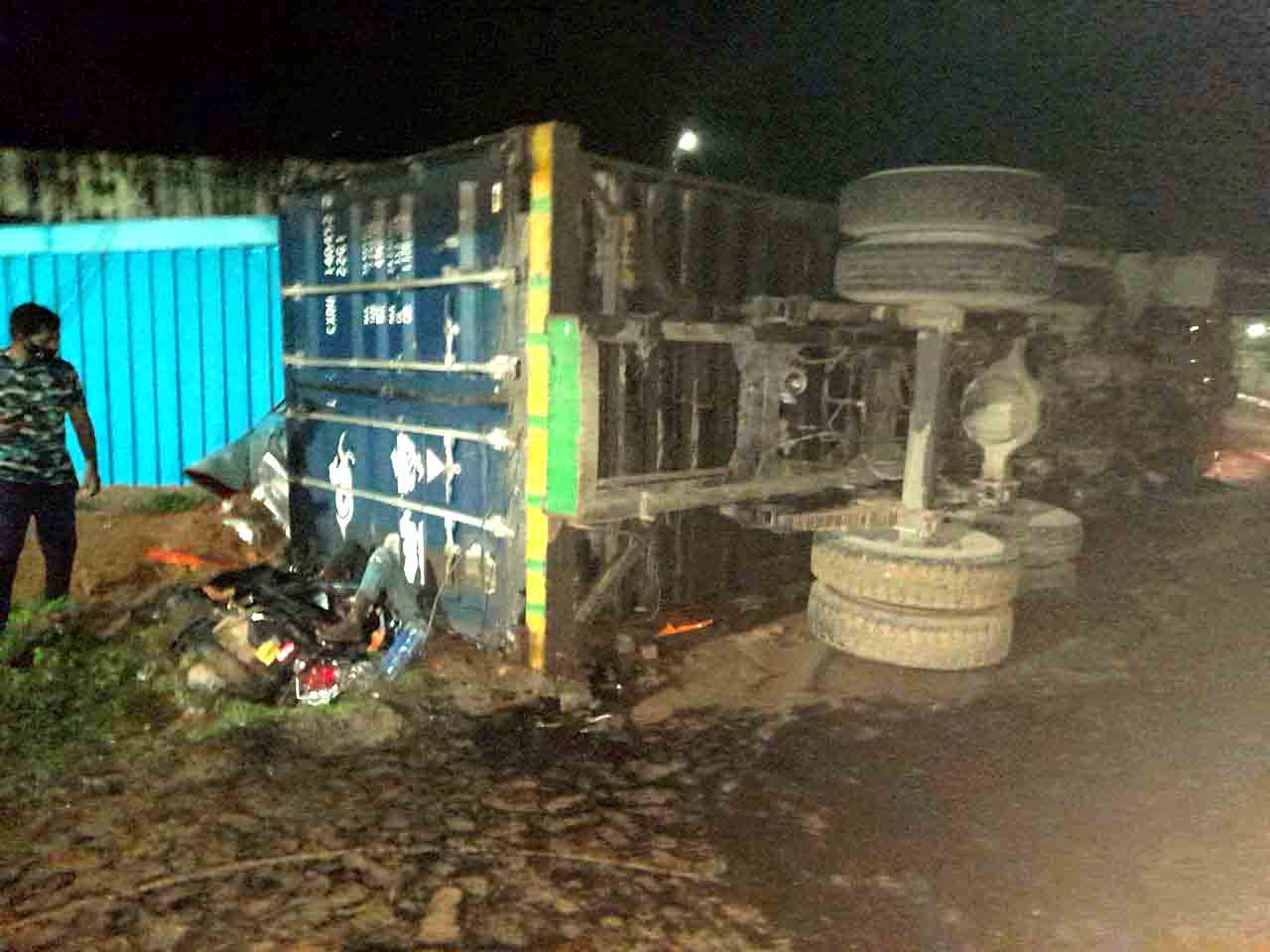 Shabad : రోడ్డు ప్రమాదంలో ఇద్దరు యువకులు మృతి