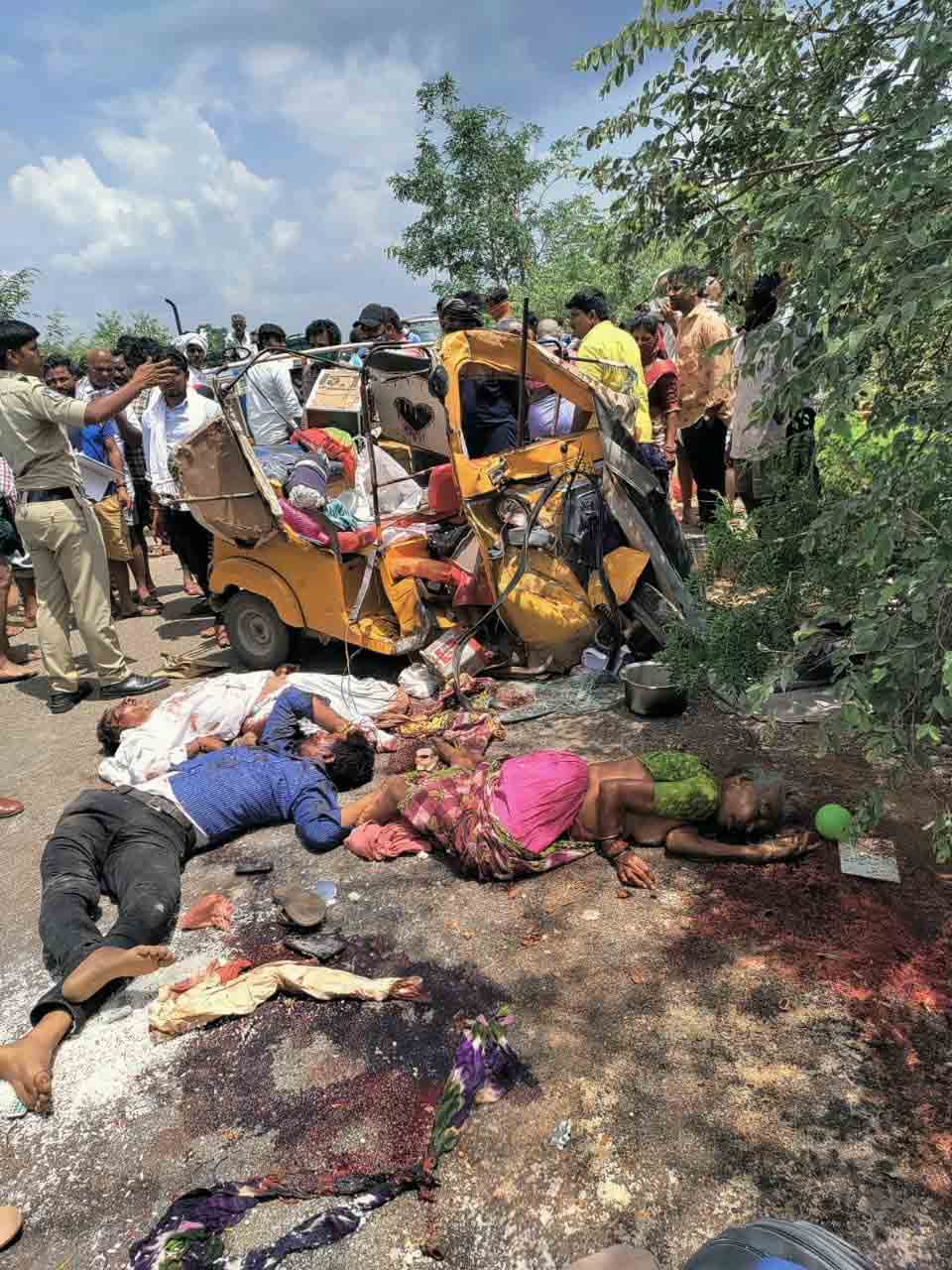 నాగర్ కర్నూల్ జిల్లాలో ఘోరం.. బస్సు, ఆటో ఢీకొని ముగ్గురు మృతి..