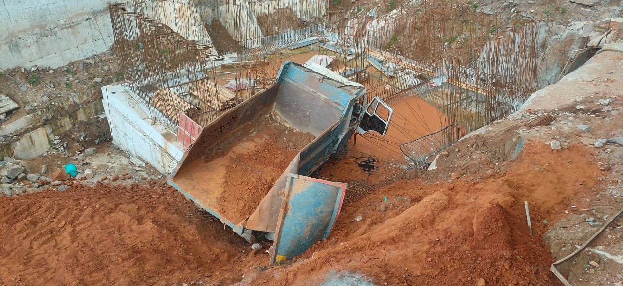 Yadadri: యాదాద్రి కొండపైన టిప్పర్ బోల్తా..