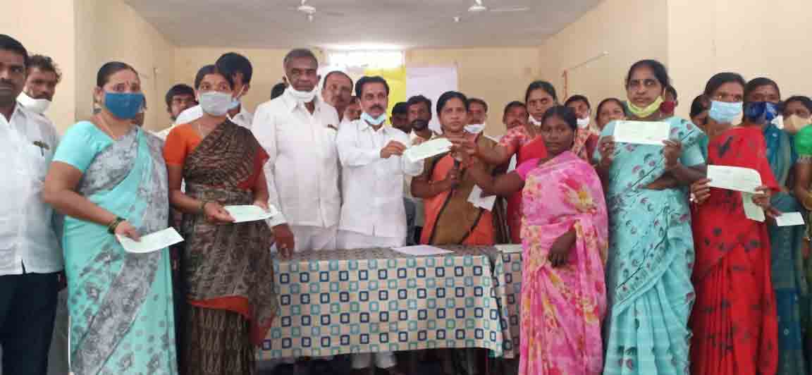 మహిళల సంక్షేమానికి పెద్ద పీట: ఎమ్మెల్యే రవీంద్రకుమార్