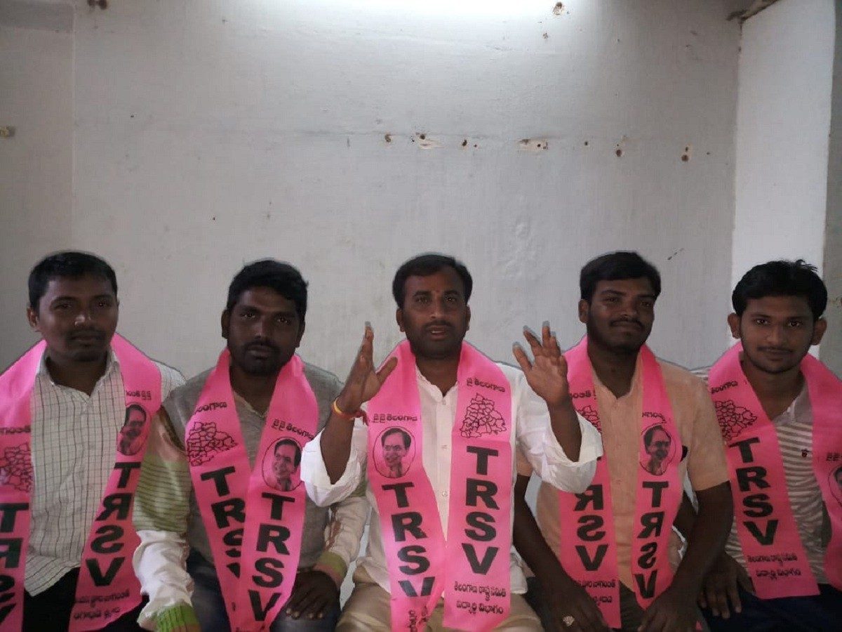 చంద్రబాబు పెంపుడు కుక్క రేవంత్‌రెడ్డి : టీఆర్‌ఎస్వీ నాయకుడు పర్వతాలు