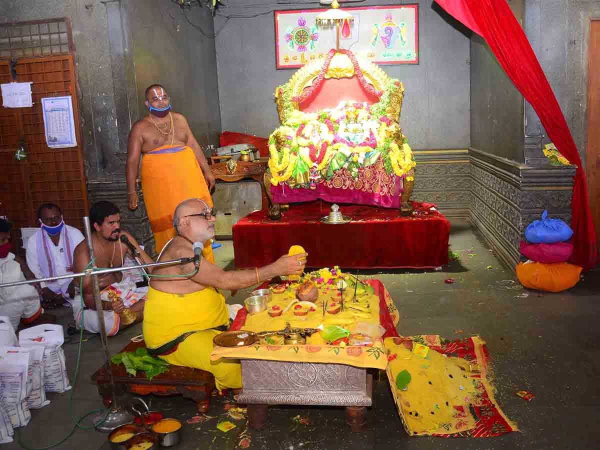 యాదాద్రీశుడికి వైభవంగా నిత్య ఆరాధనలు