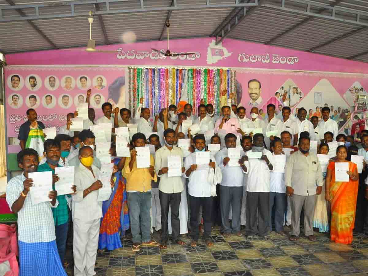 పేదలకు అండగా సీఎం సహాయనిధి : 73 మందికి చెక్కులు పంపిణీ చేసిన ఎమ్మెల్యే