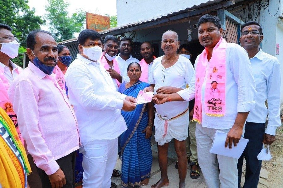 Huzurabad: అన్ని వీధులను కలియతిరుగుతూ..