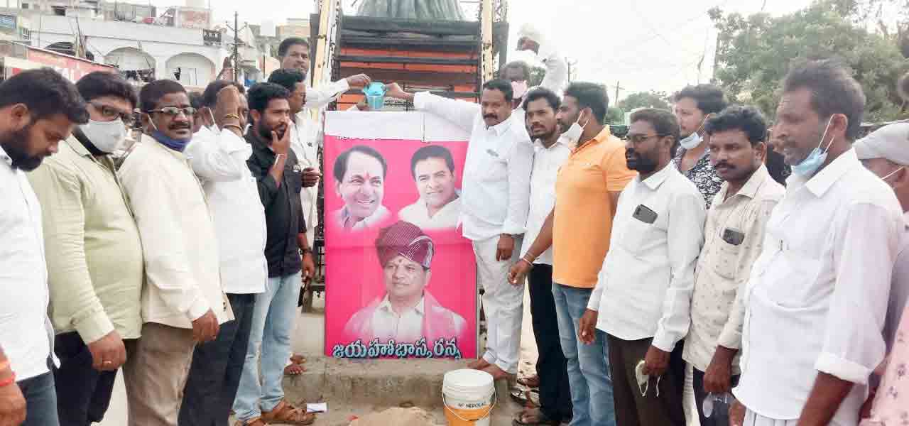 Miryalaguda: సీఎం కేసీఆర్ చిత్రపటానికి క్షీరాభిషేకం చేసిన గౌడ నాయకులు