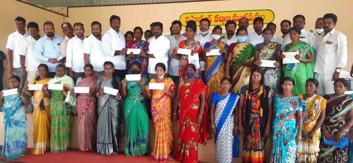 పేదింటి ఆడబిడ్డలకు మేనమామ సీఎం కేసీఆర్: విప్ గువ్వల బాల్‌రాజ్