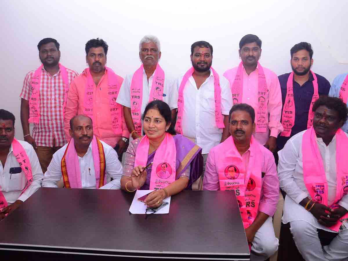 డీసీసీబీ చైర్మన్పై దాడి బాధాకరం: ప్రభుత్వ విప్ గొంగిడి సునీతారెడ్డి