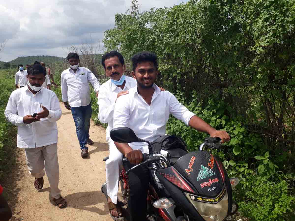 Chandampet: సర్కిల్ తండాలో భూముల పరిశీలనకు బైక్‌పై వెళ్లిన కలెక్టర్, ఎమ్మెల్యే