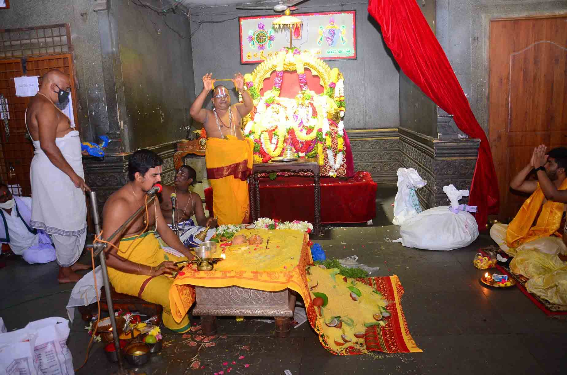 Yadadri: యాదాద్రిలో నిత్యపూజల కోలాహలం