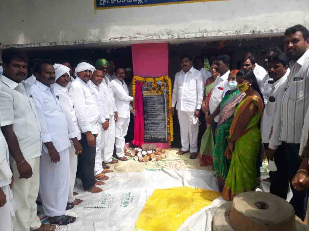 సీఎం కేసీఆర్‌తోనే గ్రామాల అభివృద్ధి..  ఎంపీ బుడుగుల, ఎమ్మెల్యే రవీంద్రకుమార్‌