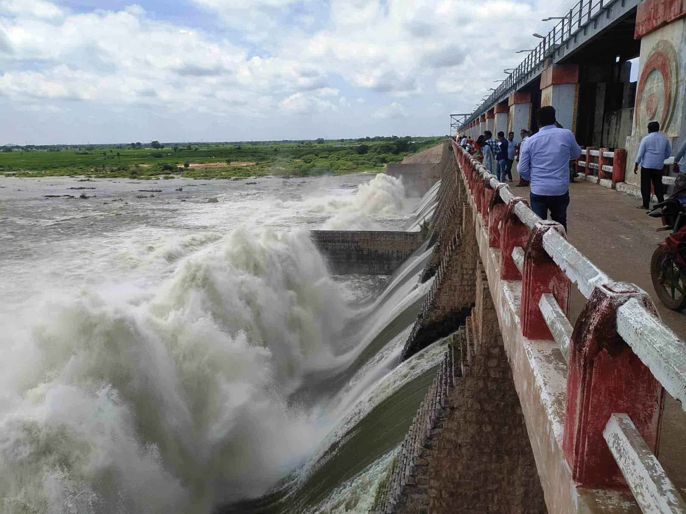 Moosi: ఆరు గేట్ల ద్వారా నీటి విడుదల