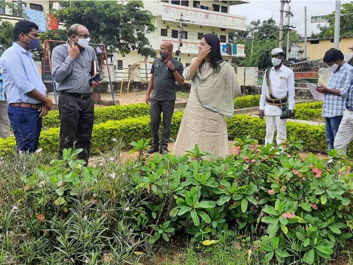 పార్కుల్లో మౌలిక వసతులు ఏర్పాటు చేయాలి: కలెక్టర్ పమేలా సత్పతి