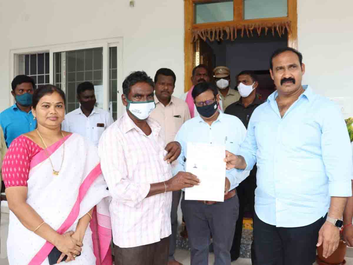 kodad: ఆపద్భాంధవుడు సీఎం కేసీఆర్: ఎమ్మెల్యే బొల్లం