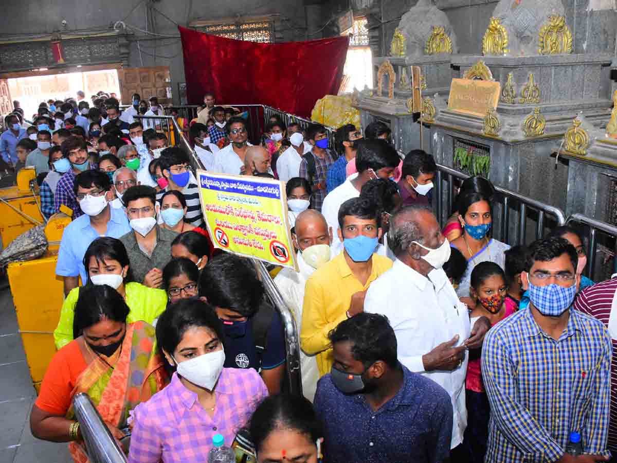 యాదాద్రి: శ్రీవారి ఖజానాకు రూ. 18,26,366 ఆదాయం