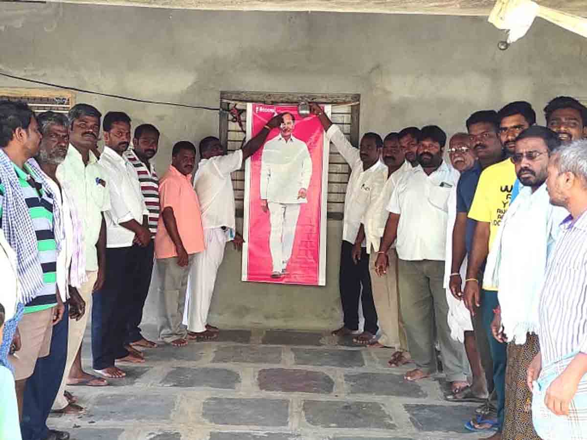 ఆత్మకూరు(ఎం): ముఖ్యమంత్రి కేసీఆర్ ఫ్లెక్షీకి రజకుల క్షీరాభిషేకం