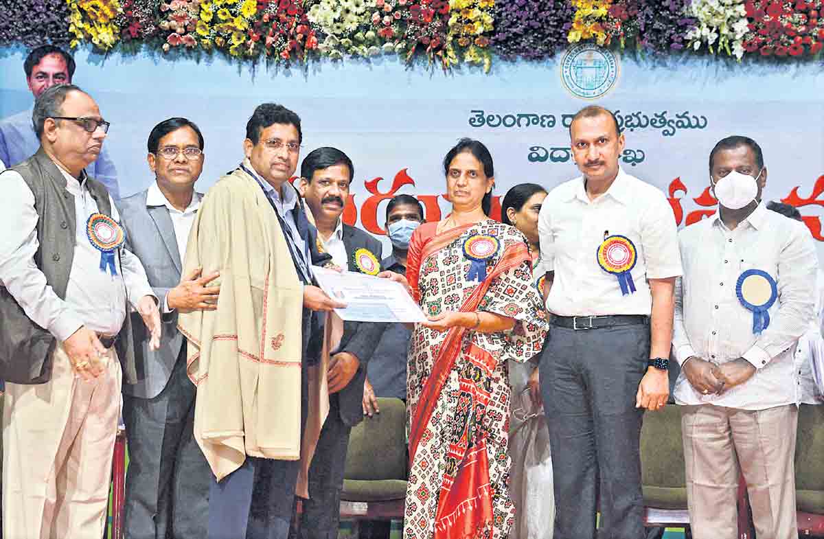 జాతి నిర్మాణంలో గురువులు భాగస్వామ్యం కావాలి