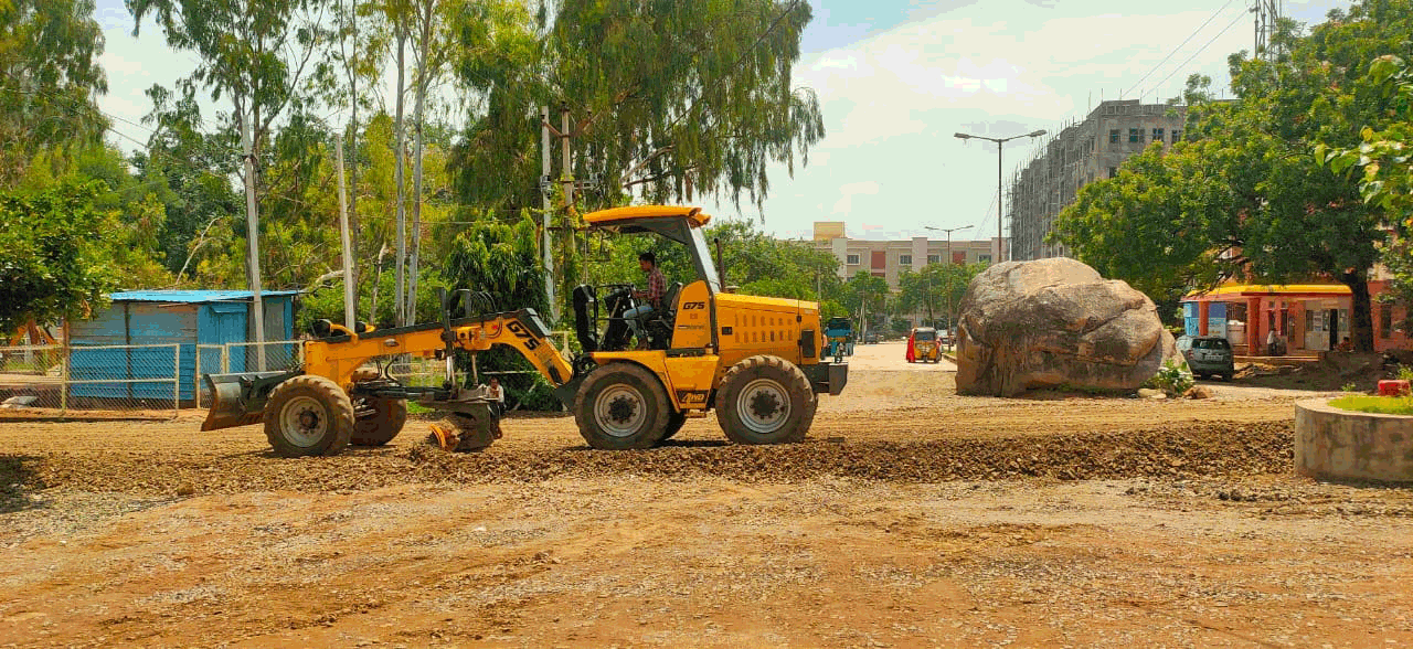 Yadadri: వసతి గృహాల వద్ద రోడ్డు పునరుద్దరణ