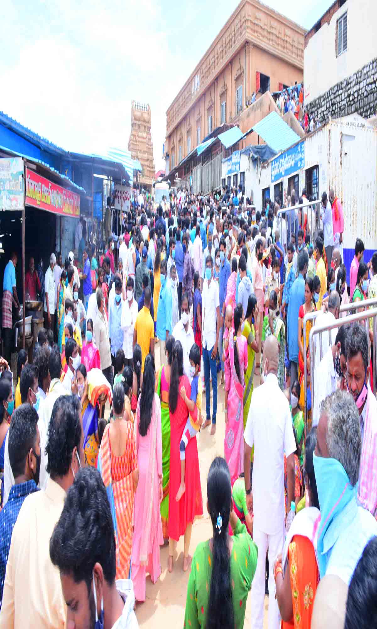 యాదాద్రిలో భక్తుల రద్దీ