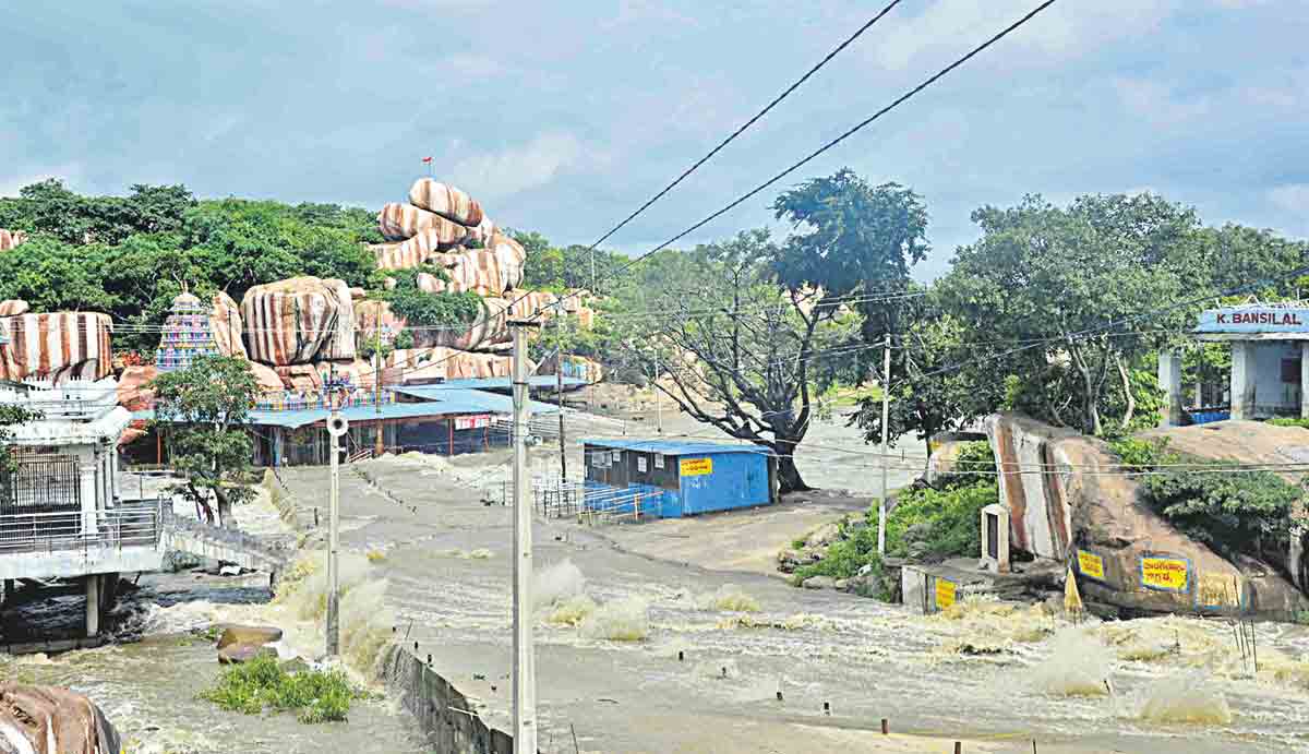 ముంచెత్తిన వరద