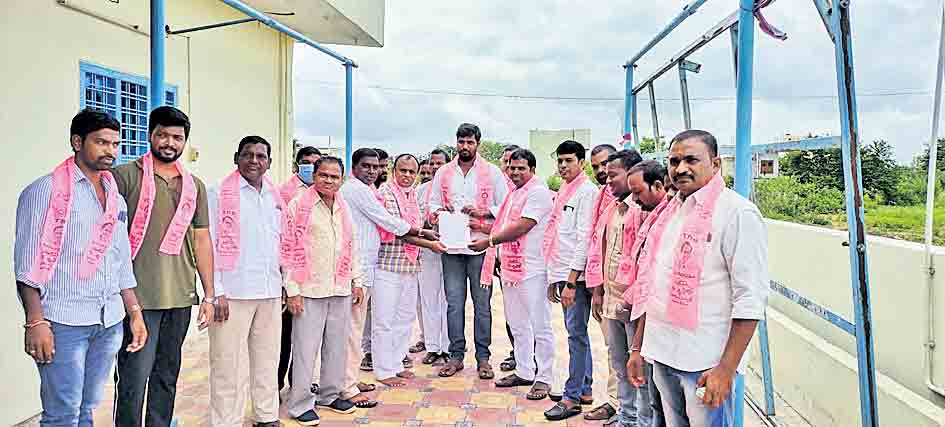 పార్టీకి కార్యకర్తలే పట్టుగొమ్మలు