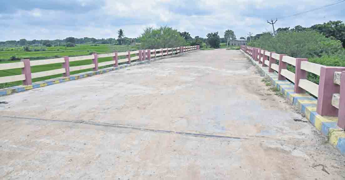 వంతెనొచ్చే..వెతలు తీరే..!