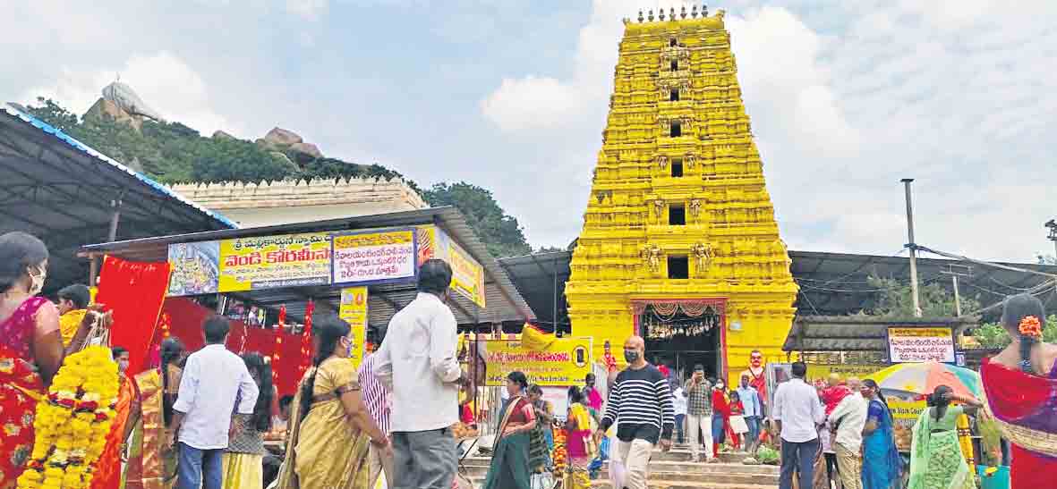 కిటకిటలాడిన ఆలయాలు