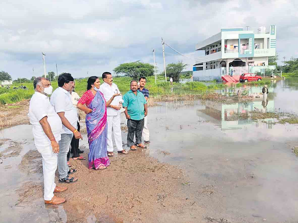 బృందావన్‌ కాలనీలో ఎమ్మెల్యే పర్యటన