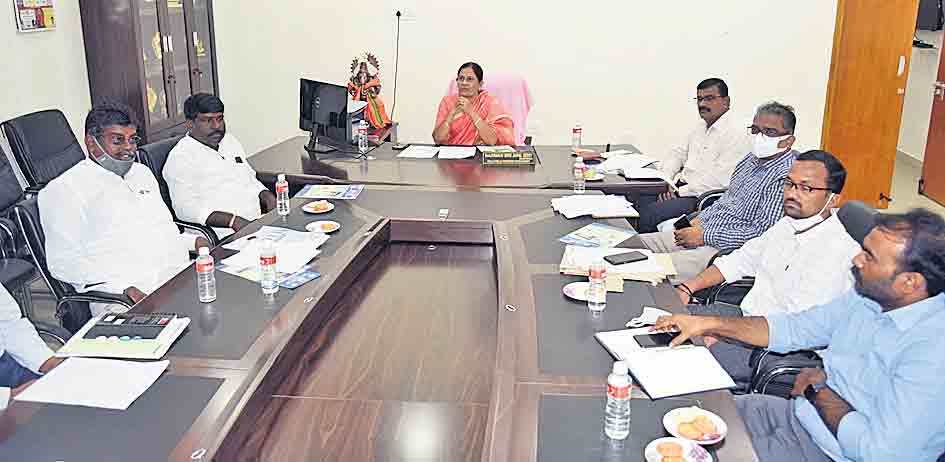 అర్హులందరికీ బతుకమ్మ సారె