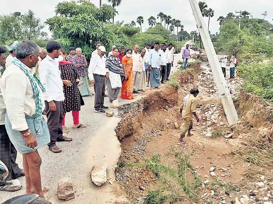 ధ్వంసమైన రోడ్లు, కల్వర్టులు